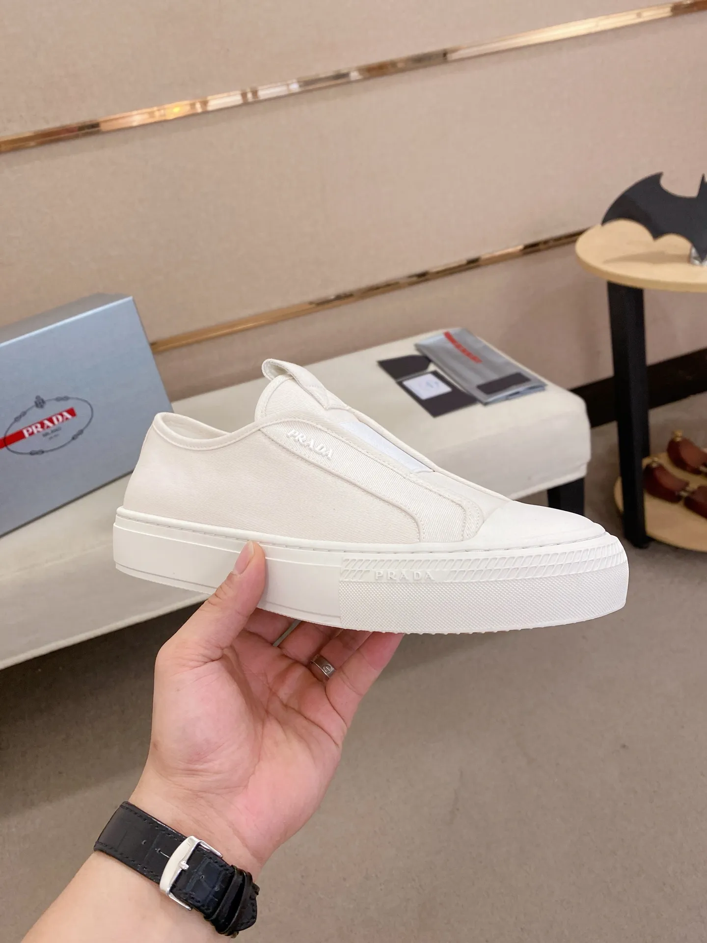 Factory price 580💰 ✔️✔️✔️High version High-quality new PRADA counters are on the market at the same time. The new men's shoes and 😘fabrics are selected from first-layer cowhide and are made by pure handicrafts. Lining: Full cowhide lining. 👍🏿 High-end ☄️ air-cushion molded anti-slip rubber outsole, exquisite lines, simple and elegant, comfortable and high-end for leisure travel. Code number: 38 to 44 (45 can be customized)